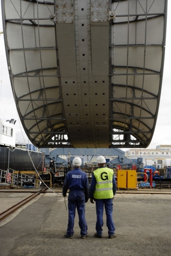 Hommes au travail sur le site de la société Naval Group à Brest. Levage de l'hydrolienne. | Philippe DUREUIL Photographie