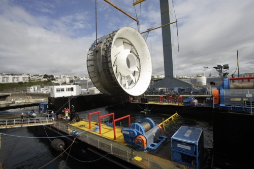 Chargement de l'hydrolienne l'Arcouest sur une barge à laide d'une grue. Préparation pour les essais en mer. Site de la société Naval Group à Brest. | Philippe DUREUIL Photographie