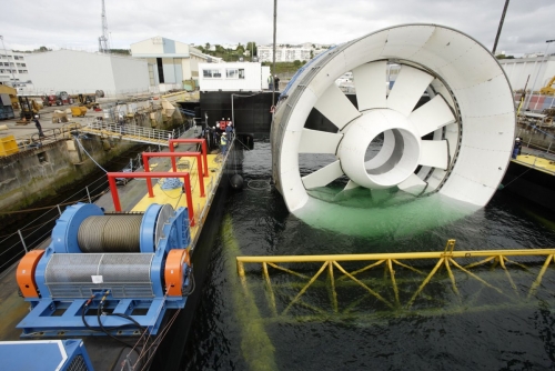 Chargement de l'hydrolienne l'Arcouest sur une barge à laide d'une grue. Préparation pour les essais en mer. Site de la société Naval Group à Brest. | Philippe DUREUIL Photographie