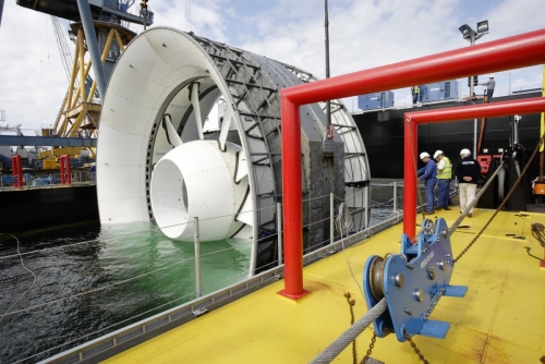 Chargement de l'hydrolienne l'Arcouest sur une barge à laide d'une grue. Préparation pour les essais en mer. Site de la société Naval Group à Brest. | Philippe DUREUIL Photographie