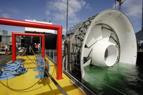 L'hydrolienne l'Arcouest est chargée sur une barge avant le départ pour les essais en mer. Site de la société Naval Group à Brest. | Philippe DUREUIL Photographie