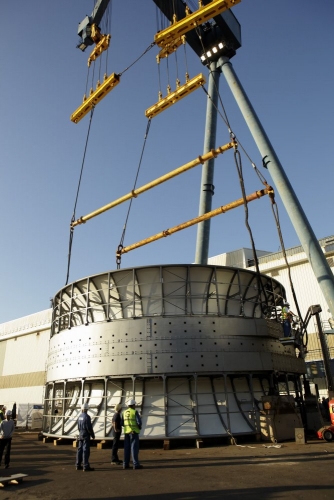 Levage de l'hydrolienne l'Arcouest à laide d'un pont roulant en vue de son déplacement.  Photographie industrielle réalisée sur le site de la société Naval Group à Brest. | Philippe DUREUIL Photographie