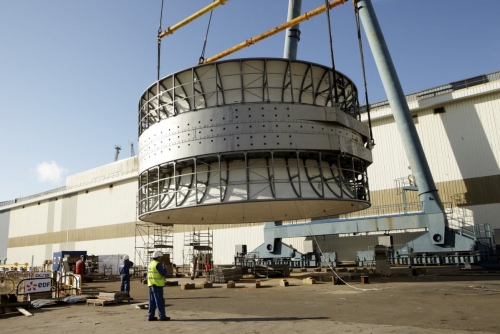 Déplacement de l'hydrolienne l'Arcouest à laide d'un pont roulant en vue de son déplacement.  Photographie industrielle réalisée sur le site de la société Naval Group à Brest. | Philippe DUREUIL Photographie