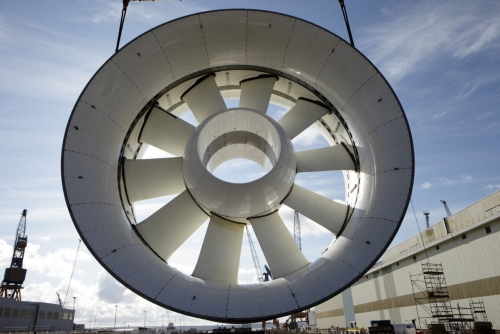 Déplacement de l'hydrolienne l'Arcouest à laide d'un pont roulant en vue de son déplacement.  Photographie industrielle réalisée sur le site de la société Naval Group à Brest. | Philippe DUREUIL Photographie