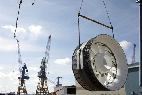 Levage et déplacement de l'hydrolienne l'Arcouest à laide d'un pont roulant.  Photographie industrielle réalisée sur le site de la société Naval Group à Brest. | Philippe DUREUIL Photographie