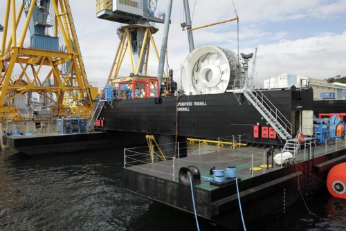 L'hydrolienne l'Arcouest est chargée sur une barge avant le départ pour les essais en mer. Site de la société Naval Group à Brest. | Philippe DUREUIL Photographie