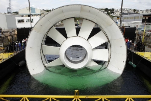 L'hydrolienne l'Arcouest est chargée sur une barge avant le départ pour les essais en mer. Site de la société Naval Group à Brest. | Philippe DUREUIL Photographie