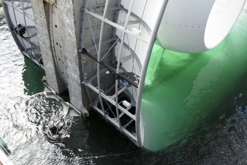L'hydrolienne l'Arcouest est enfin en contact avec l'eau de mer ! Site de la société Naval Group à Brest. | Philippe DUREUIL Photographie