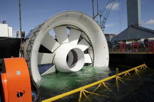 L'hydrolienne l'Arcouest est chargée sur une barge avant le départ pour les essais en mer. Site de la société Naval Group à Brest. | Philippe DUREUIL Photographie