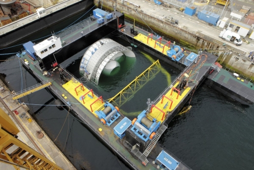 L'hydrolienne l'Arcouest est chargée sur une barge avant le départ pour les essais en mer. Site de la société Naval Group à Brest. | Philippe DUREUIL Photographie