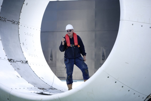 Photo corporate d'un homme au travail. Reportage photographique offshore. Essais en mer de l'hydrolienne l'Arcouest du groupe EDF. Photographies de reportage réalisées pour EDF & Naval Group. | Philippe DUREUIL Photographie