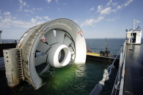 Hommes au travail, reportage photographique offshore. Essais en mer de l'hydrolienne l'Arcouest du groupe EDF. Photographies de reportage réalisées pour EDF & Naval Group. | Philippe DUREUIL Photographie