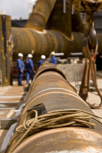 Hommes au travail sur le site de la société Naval Group à Brest. Assemblage du tripod de l'hydrolienne l'Arcouest du groupe EDF. | Philippe DUREUIL Photographie