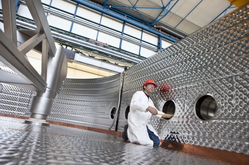 Chercheur au travail à l'intérieur d'un cryostat dans un laboratoire du CEA à Saclay. | Philippe DUREUIL Photographie