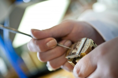 Photo industrielle d'un graveur au travail réalisé pour la Manufacture Horlogère Jaeger-LeCoultre. Gravure sur le boitier d'une montre Reverso. | Philippe DUREUIL Photographie