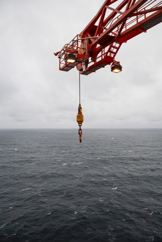 Photo industrielle d'une grue sur de la plate-forme de Troll A en mer du nord.  Reportage photo industriel pour l'agence  Mc Cann G Agency - Annonceur : Engie. | Philippe DUREUIL Photographie