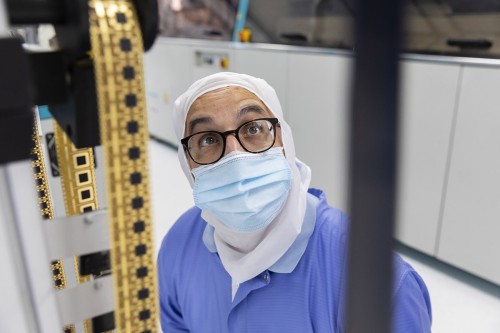 Micro packaging, portrait d'un opérateur au travail dans une salle blanche. | Philippe DUREUIL Photographie