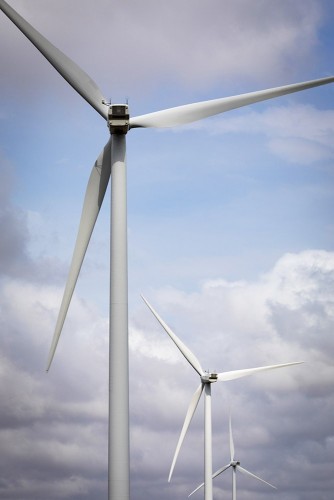 Photographie graphique d'éoliennes en format portrait. | Philippe DUREUIL Photographie