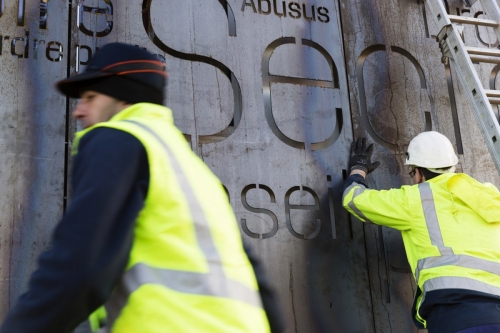 Reportage photographique industriel sur la pose d' un bardage en acier corten. Construction de l'Étude Notariale Ast & Carcelle à Château-Thierry. Architecte : Thierry BONNE. Graphisme : Waixing® Design. L'écriture a été réalisée en découpe laser. | Philippe DUREUIL Photographie