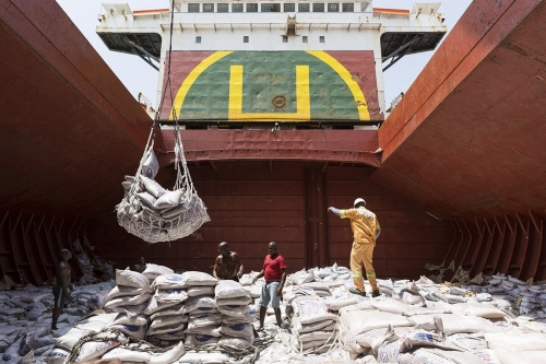 Photographie industrielle réalisée sur le port de Lomé au Togo pour le Groupe Necotrans. Déchargement d'un navire transportant du sucre. | Philippe DUREUIL Photographie