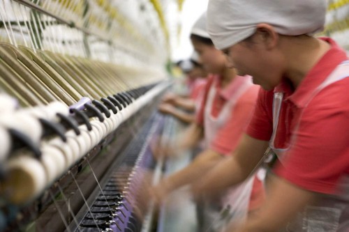 Photographie industrielle de femmes au travail. Reportage photo dans une filature en Asie | Philippe DUREUIL Photographie