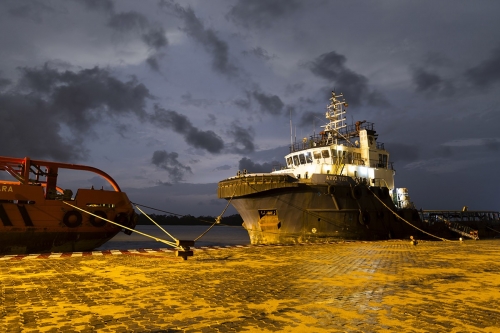 Photo industrielle d'un navire à quai à la tombé de la nuit. Photographie réalisée pour le Groupe Necotrans à Douala, Cameroun. | Philippe DUREUIL Photographie