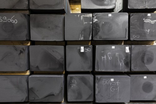 Photographie industrielle d'un stockage de barres de graphite. | Philippe DUREUIL Photographie