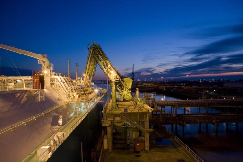 Photo industrielle réalisée pour GDF Suez.  Méthanier à quai dans une lumière entre chien et loup. | Philippe DUREUIL Photographie