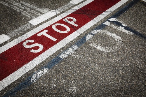 Photographie industrielle artistique  - Signalétique peinte sur le  sol, stop. | Philippe DUREUIL Photographie