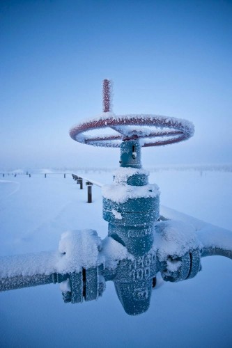 Photographie industrielle d'une vanne sur un gazoduc en Sibérie. Photo industrielle réalisée pour GDF Suez en Sibérie sur un site gazier de Gazprom - On est en janvier et le thermomètre affiche - 43 degrés ! | Philippe DUREUIL Photographie