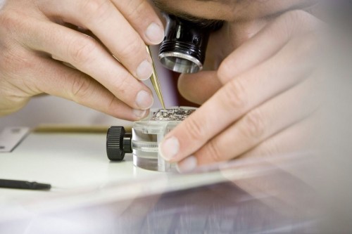 Photo industrielle d'un horloger au travail. Reportage industriel réalisée pour la Manufacture Horlogère Jaeger-LeCoultre. | Philippe DUREUIL Photographie