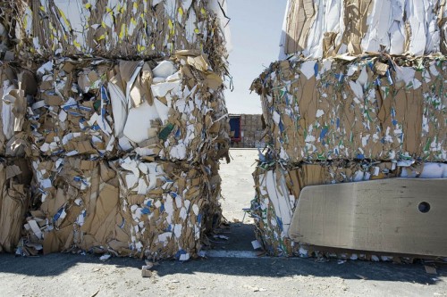 Photographie industrielle d'un chargeur à pinces. Reportage industriel sur le recyclage du carton. | Philippe DUREUIL Photographie