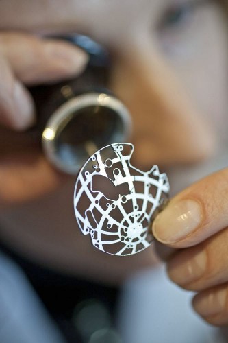 Photographie industrielle de portrait d’un horloger au travail sur une montre squelette. Reportage photo industriel réalisé pour la manufacture horlogère Jaeger-LeCoultre. | Philippe DUREUIL Photographie