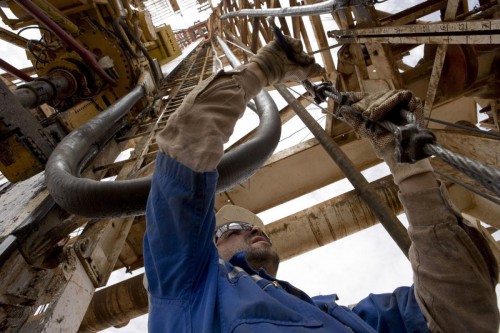 Opérateur au travail sur un rig en Algérie - Photo industrielle d'un homme au travail réalisée pour GDF Suez. | Philippe DUREUIL Photographie