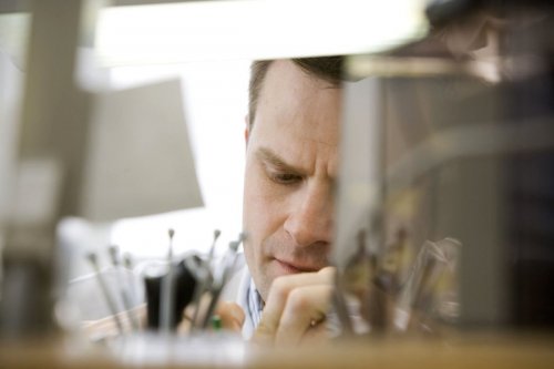 Photographie industrielle d'un horloger au travail.
Reportage photo industriel réalisé pour la manufacture horlogère Jaeger-LeCoultre. | Philippe DUREUIL Photographie