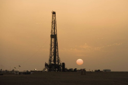 Photographie industrielle d'un rig de forage au coucher du soleil. Photo de paysage industriel au soleil couchant réalisée pour GDF Suez en Algérie. | Philippe DUREUIL Photographie