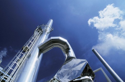 Photo industrielle graphique d'une cheminée d'usine sur fond de ciel bleu. | Philippe DUREUIL Photographie