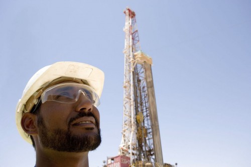 Photo industrielle d'un homme au travail réalisée pour GDF Suez en Algérie. Portrait d'un opérateur devant un rig de forage. | Philippe DUREUIL Photographie