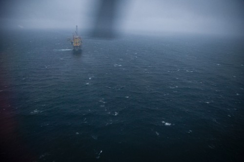 Photographie aérienne en hélicoptère. Arrivée par gros temps sur la plate-forme offshore de Troll A en mer du nord pour réaliser un reportage industriel. Agence  Mc Cann G Agency - Annonceur : Engie. | Philippe DUREUIL Photographie