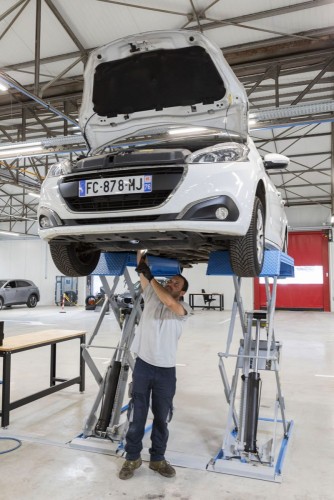Photo industrielle de portrait métier d'un mécanicien automobile. Client : Groupe GCA. | Philippe DUREUIL Photographie