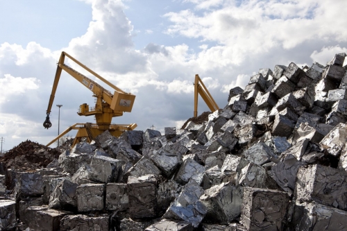 Balles d'acier pour recyclage. Grues équipés de grappins à ferraille pour le recyclage des métaux. Cliché réalisé pour l'entreprise industriel Vallourec | Philippe DUREUIL Photographie