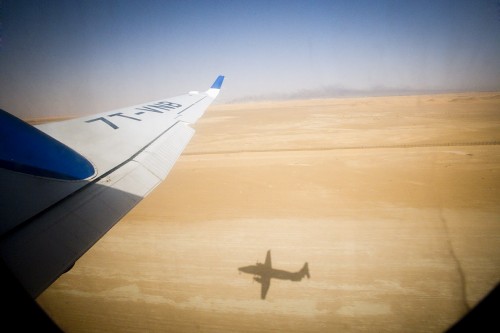 En approche pour  un reportage industriel oil & gas sur un rig de forage dans le désert Algérien. | Philippe DUREUIL Photographie