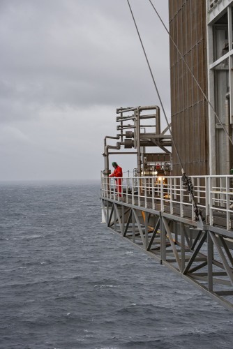 Opérateur au travail sur la plate-forme offshore de Troll A en mer du nord . Photo industrielle graphique. | Philippe DUREUIL Photographie