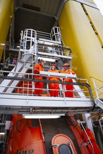 Reportage photo sur la plate-forme offshore de Troll A en mer du nord. Équipe mixte en inspection sur la plate-forme. | Philippe DUREUIL Photographie