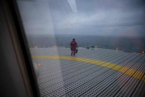 À  travers le hublot de l'hélicoptère. Atterrissage sur la piste de la plate-forme offshore de Troll A en mer du nord. | Philippe DUREUIL Photographie