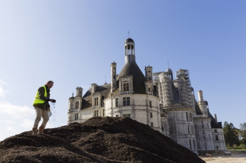 Le paysagiste Thierry Jourd'heuil sur le chantier des jardins à la Française du château de Chambord. Il faut contrôler la qualité de la terre végétale. | Philippe DUREUIL Photographie