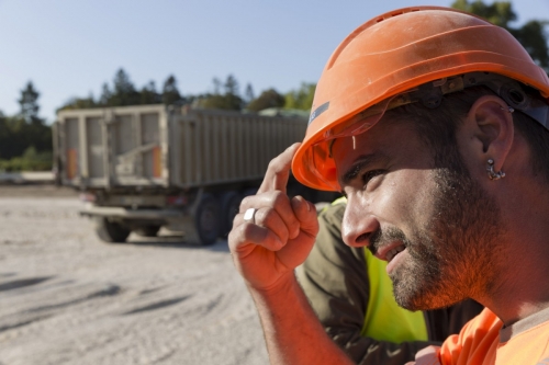 Photo de portrait d'un ouvrier terrassier sur le chantier de restauration des jardins à la française du château de Chambord. | Philippe DUREUIL Photographie