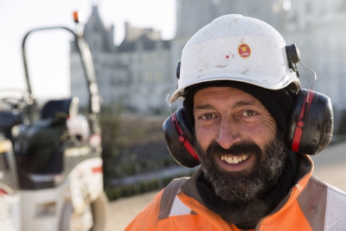 Photographie de portrait d'un ouvrier terrassier sur le chantier de restitution des jardins à la française du château de Chambord. | Philippe DUREUIL Photographie