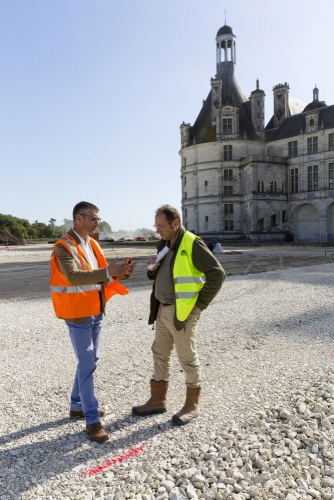 Le paysagiste Thierry Jourd'heuil en réunion sur le chantier des jardins à la Française du château de Chambord. | Philippe DUREUIL Photographie