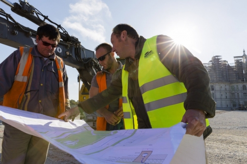 Le paysagiste Thierry Jourd'heuil en réunion de travail sur le chantier des jardins à la Française du château de Chambord | Philippe DUREUIL Photographie